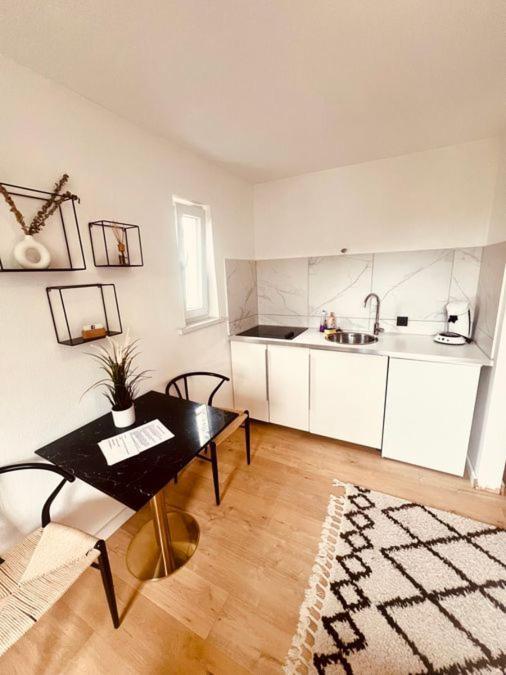 Ferienwohnung An Der Uniklinik Mit Eigener Kueche Und Renoviertem Badezimmer Homburg  Eksteriør billede