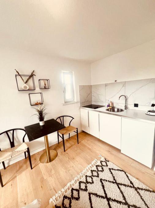 Ferienwohnung An Der Uniklinik Mit Eigener Kueche Und Renoviertem Badezimmer Homburg  Eksteriør billede