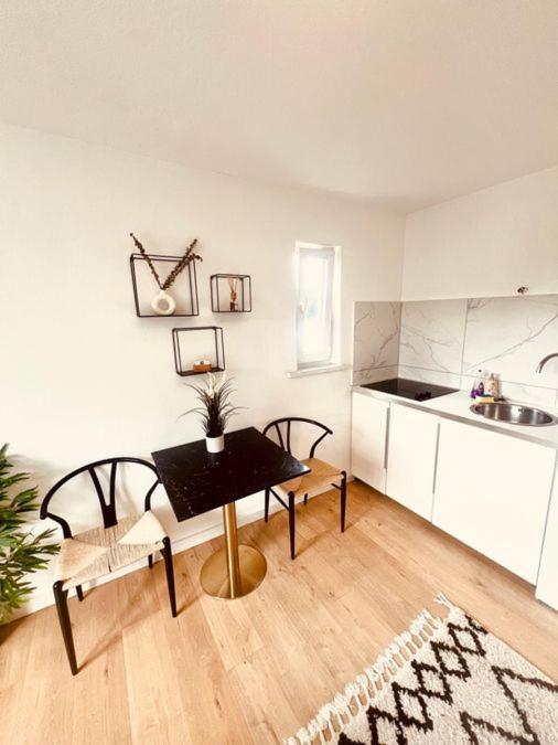 Ferienwohnung An Der Uniklinik Mit Eigener Kueche Und Renoviertem Badezimmer Homburg  Eksteriør billede